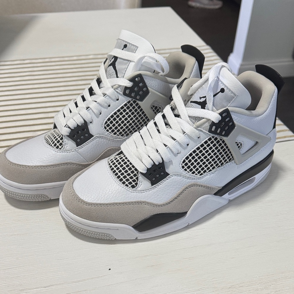 Air Jordan 4 Retro White/Black -neutral) Sneakers. NIB /NWT. Hard to find.